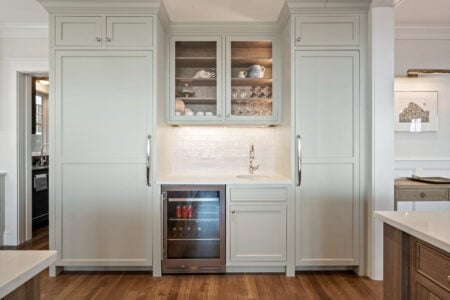 Flush Inset, Perimeter Heron Colourtone, TW-10 door (regular bead), Boulder drawerfronts (top slab), Crown 24, Colonial Base 10