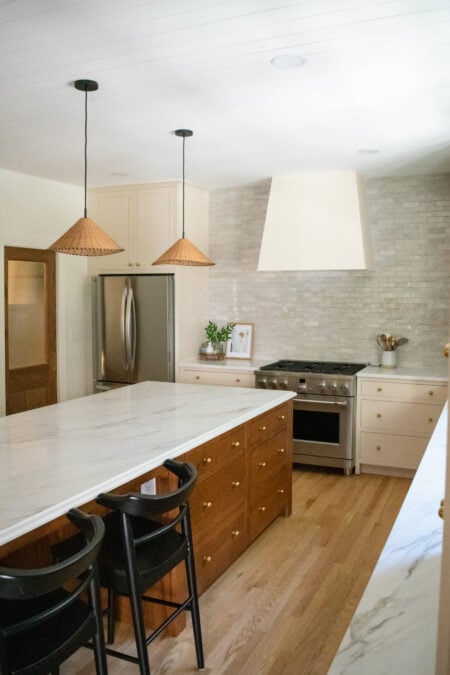 Flush inset, Madison doors, slab drawerfronts, Perimeter SW 7526 Maison Blanche, Island Red Oak, Colonial wiping stain, Cove Crown 1524