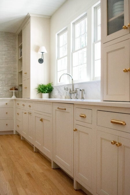 Flush inset, Madison doors, slab drawerfronts, Perimeter SW 7526 Maison Blanche, Island Red Oak, Colonial wiping stain, Cove Crown 1524