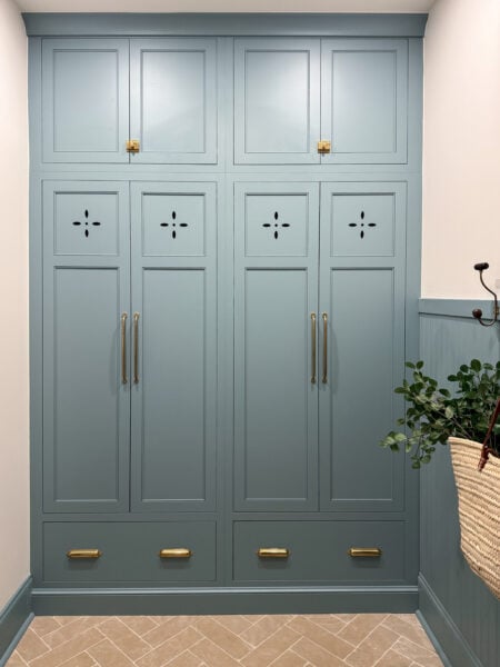 Flush inset, Madison doors, slab drawerfronts, SW 9134 Deft, Cove Crown 1524, Colonial Base 10, Transition Rail 2671