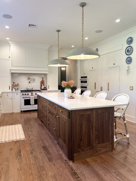 Flush Inset, Perimeter Frosty White Colourtone, Island Natural Walnut, Amesbury doors & drawerfronts (top slab), trim by customer