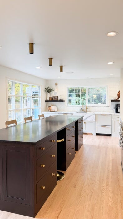 Flush Inset, Madison Doors, Slab Drawerfronts, Perimeter Heron Colourtone, Island Cherry, Espresso Wiping Stain, Cove Crown 1524