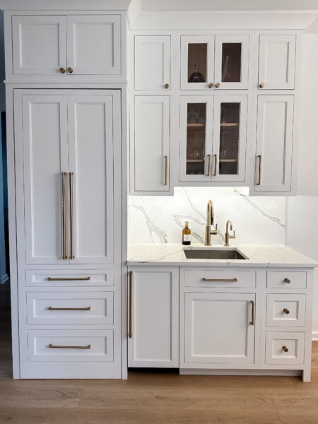 Flush Inset, Painted Arctic White Colourtone, Crawford doors & drawerfronts (top slab), Large Cove 2618, Inset Shaker Light Rail 2671