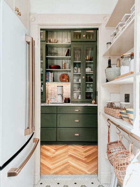 Full Overlay, Amesbury door & drawerfront, Unf Hard Maple (painted onsite SW Rockwood Dark Green), Custom millwork/hood by customer