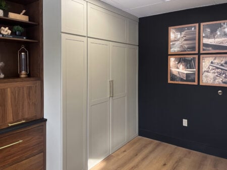 Desk Flush Inset, SW 7076 Cyberspace, Natural Walnut, Slab Doors & Drawerfronts, Closet Full Overlay, Hearthstone Grey Colourtone, Amesbury doors, slab trim