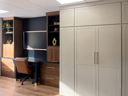 Desk Flush Inset, SW 7076 Cyberspace, Natural Walnut, Slab Doors & Drawerfronts, Closet Full Overlay, Hearthstone Grey Colourtone, Amesbury doors, slab trim